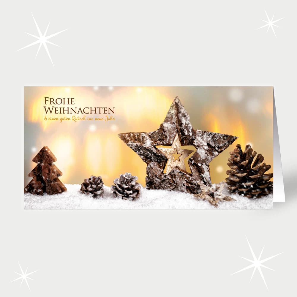 Holzdekoration im Schnee