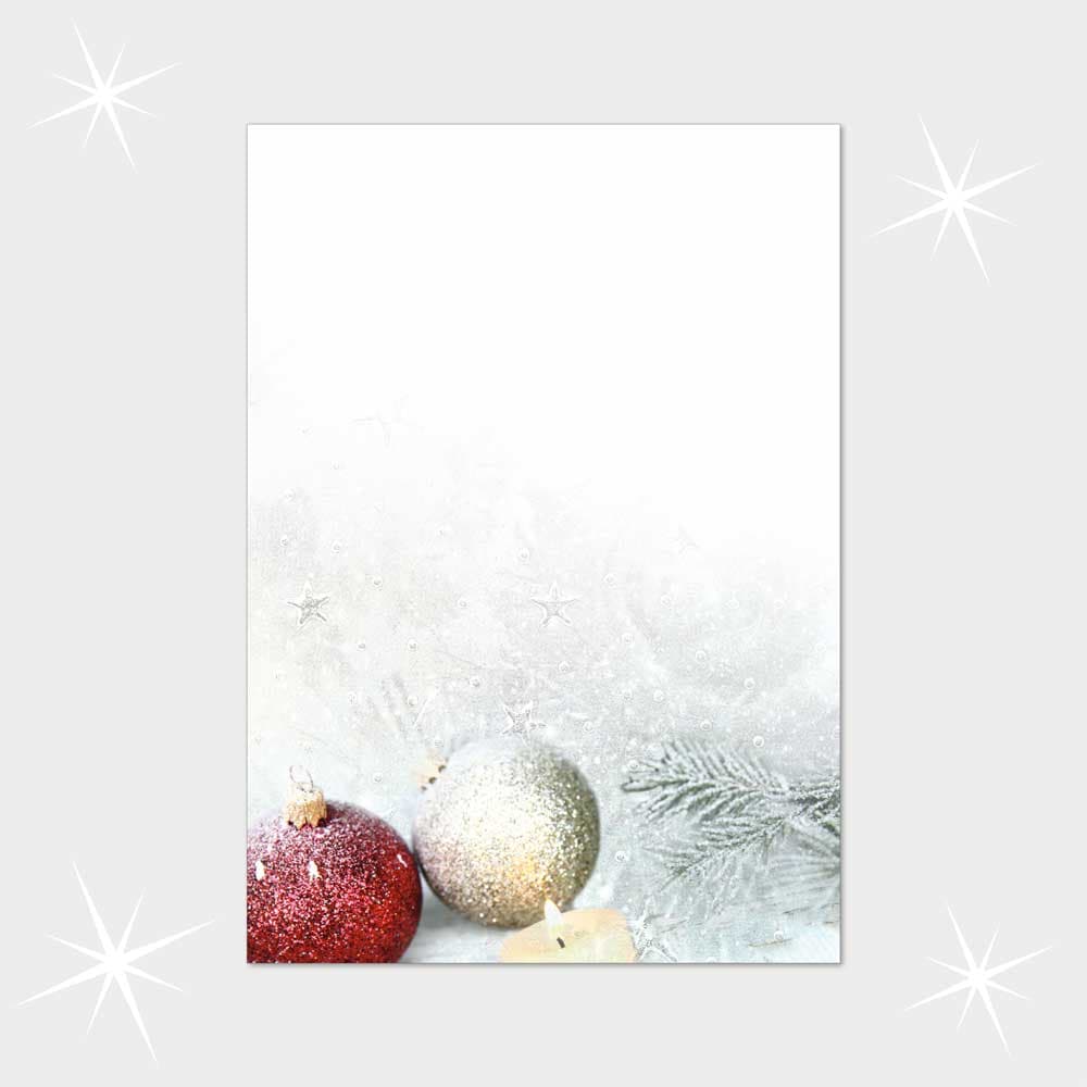 Glitzerkugeln im Schnee