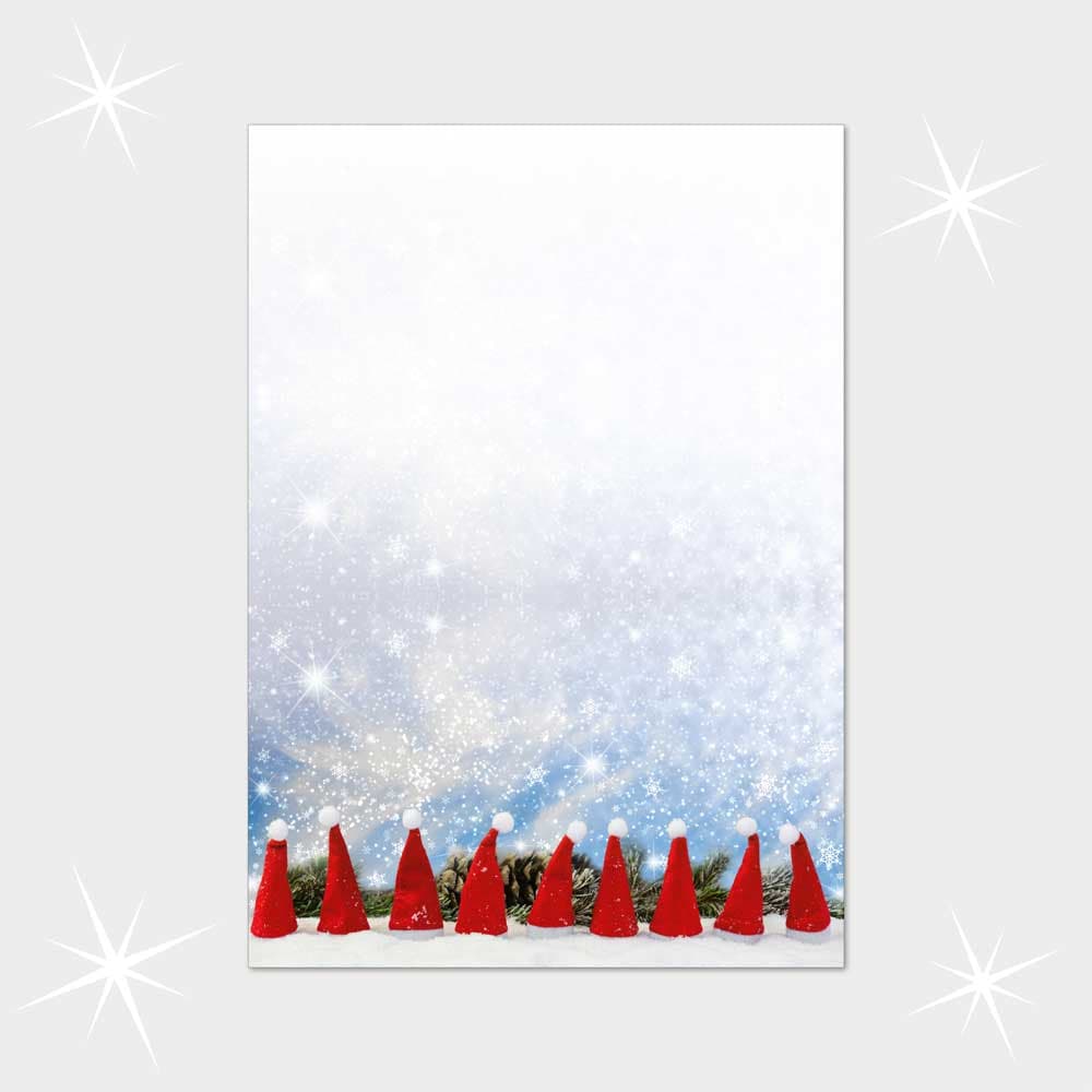 Kleine Weihnachtsmützen im Schnee