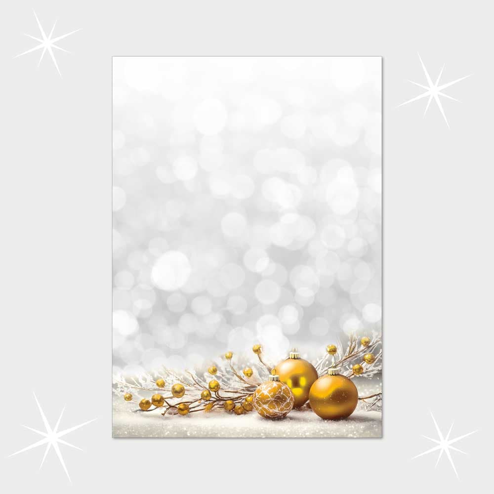 Goldene Kugeln im Schnee